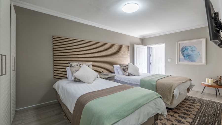 5 Bedroom Property for Sale in Flamingo Vlei Western Cape